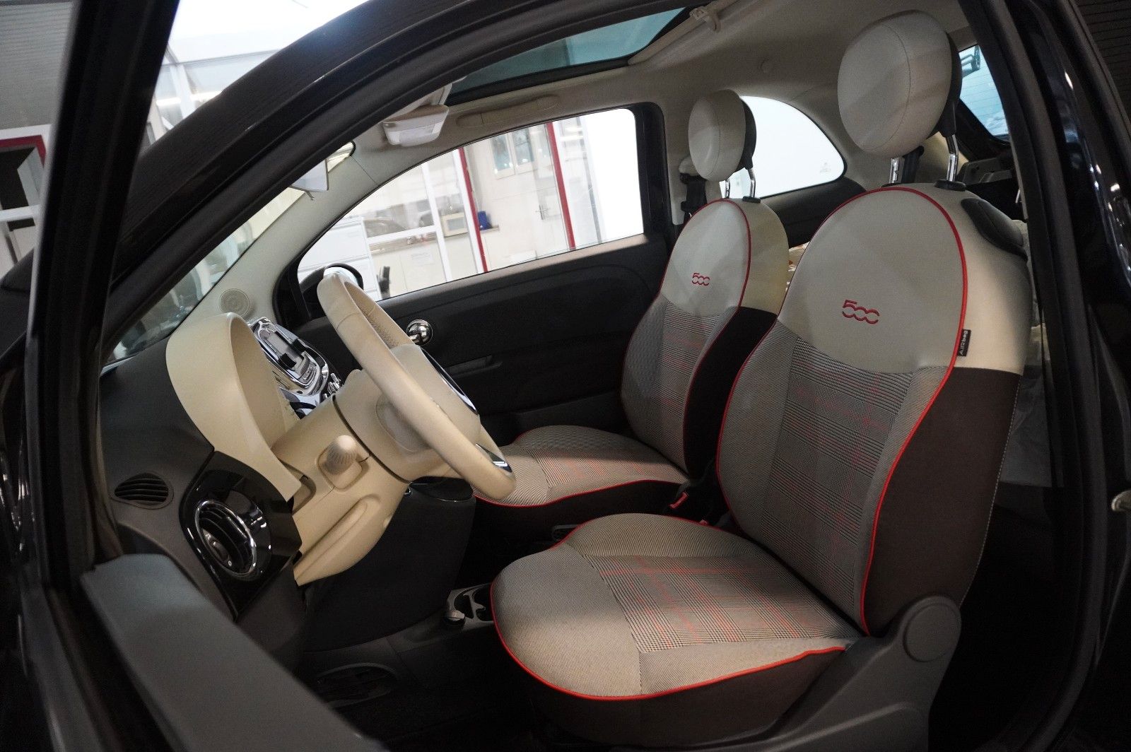 Fahrzeugabbildung Fiat 500 1.2 LOUNGE LED/PANO./USB/NEBEL/TOUCH/PDC