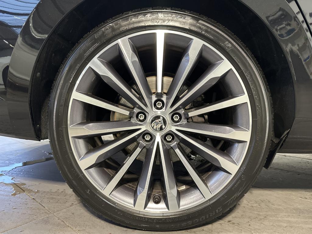 Skoda Superb 2023 г. Чёрный, пробег 59750 км