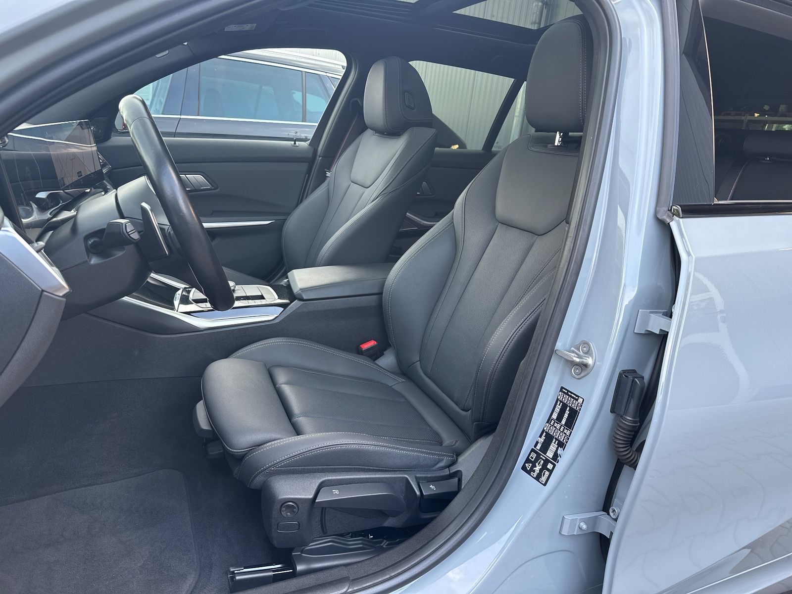Fahrzeugabbildung BMW 330 d Touring xDrive M-Sport NAV+LED+PANO+H&K