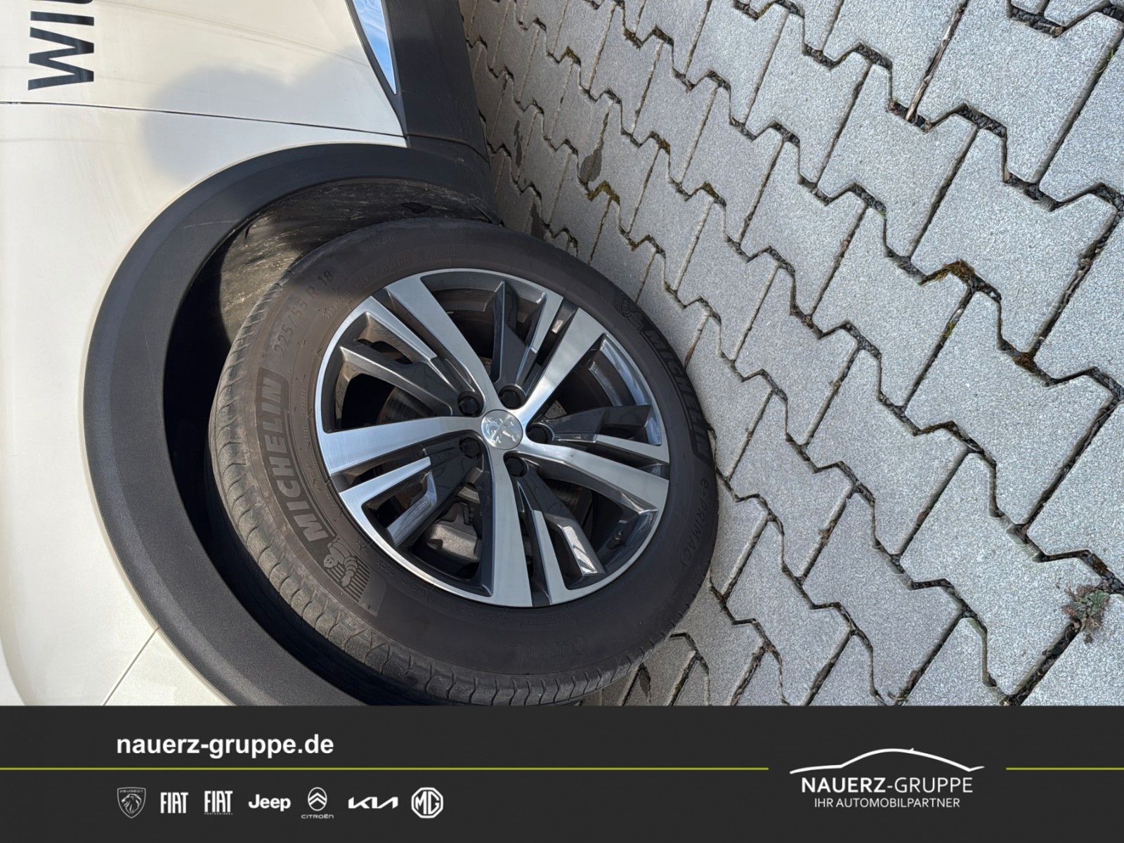 Fahrzeugabbildung Peugeot 3008 Roadtrip HDi130