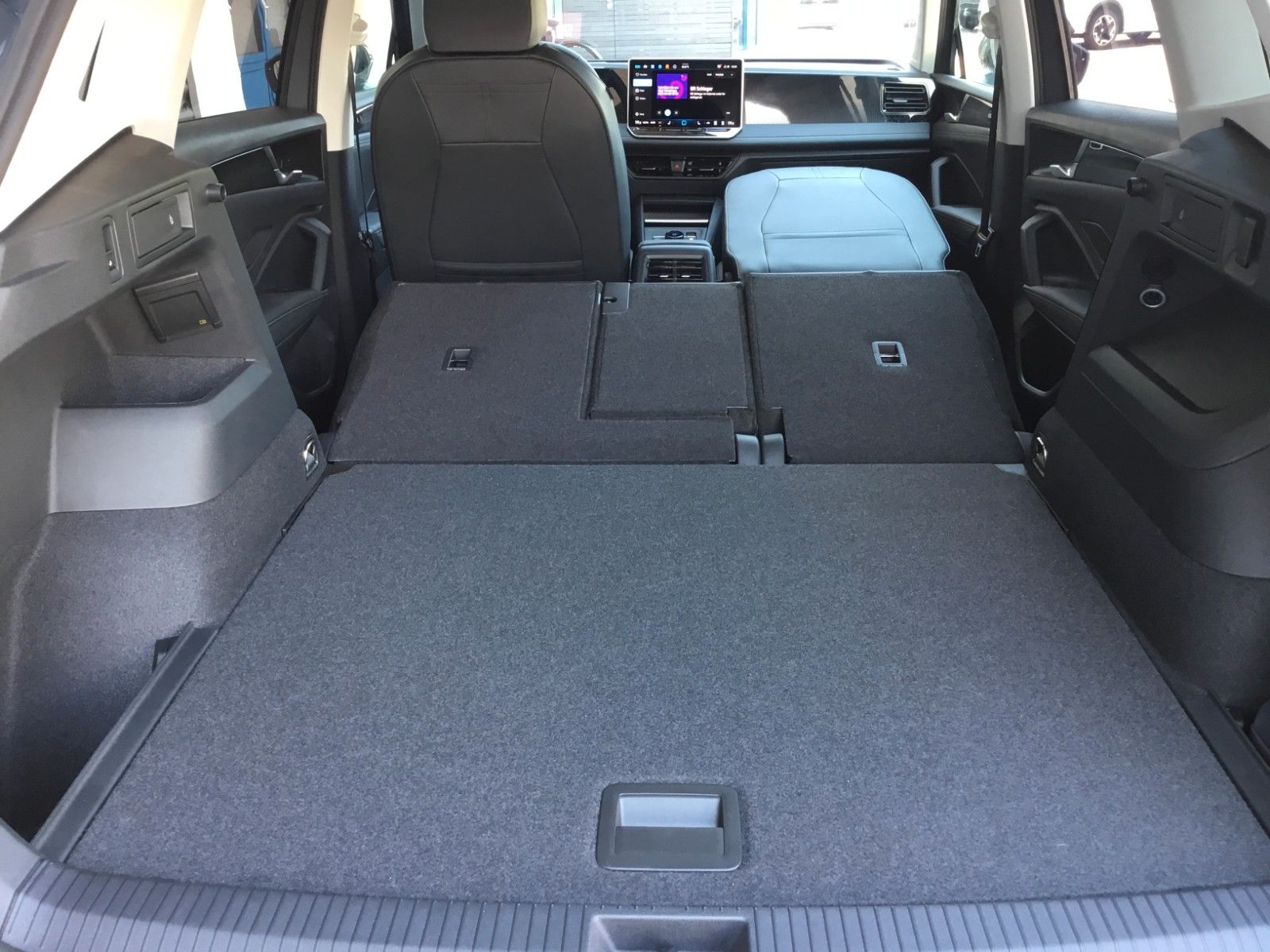 Fahrzeugabbildung Volkswagen Tiguan 1.5 eTSI DSG Life+AHK+360°+18"+LED+AppCon