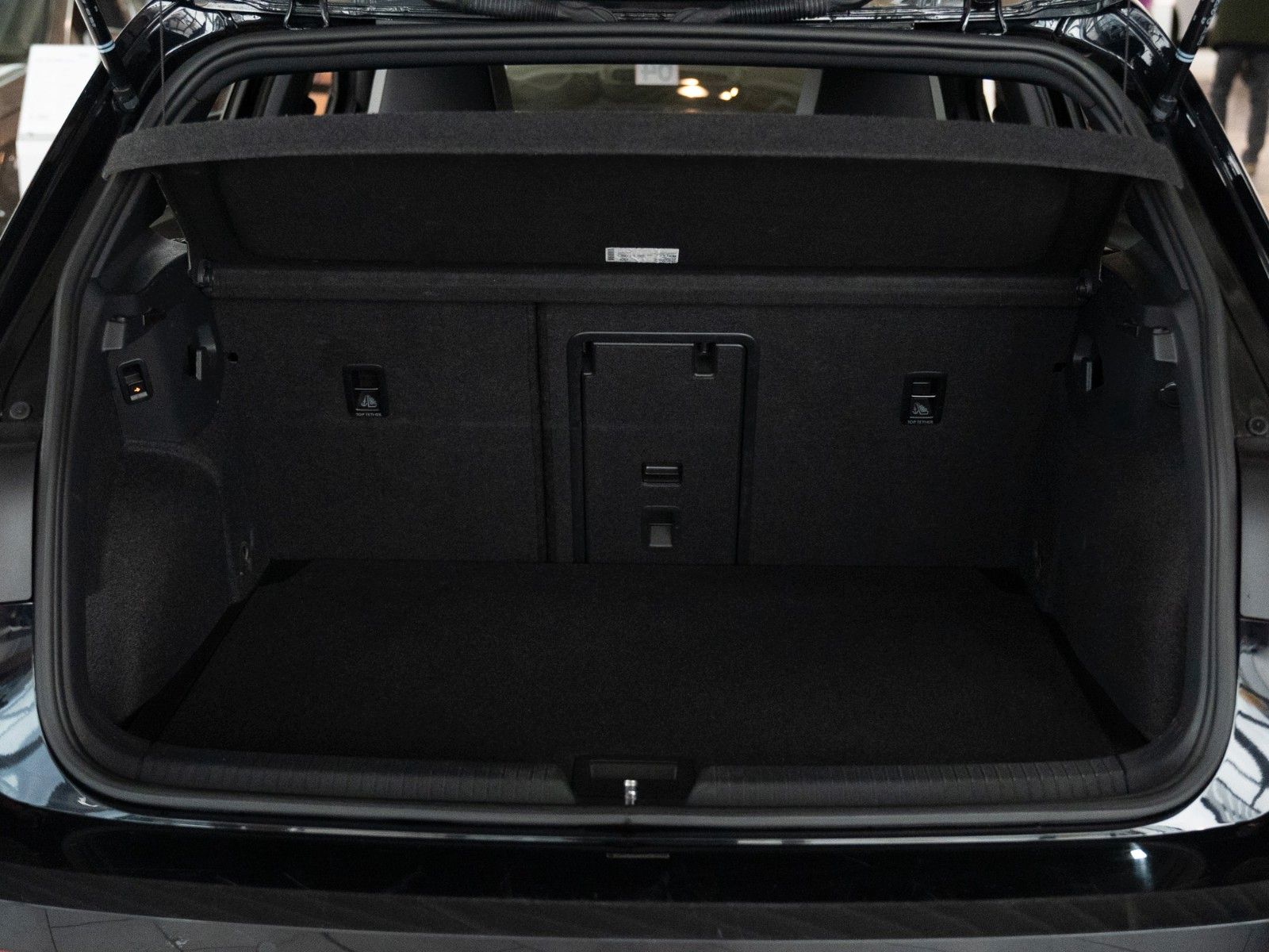 Fahrzeugabbildung Volkswagen Golf VIII Lim. R-Line eTSI AUTOM./STANDHZG./IQ-L