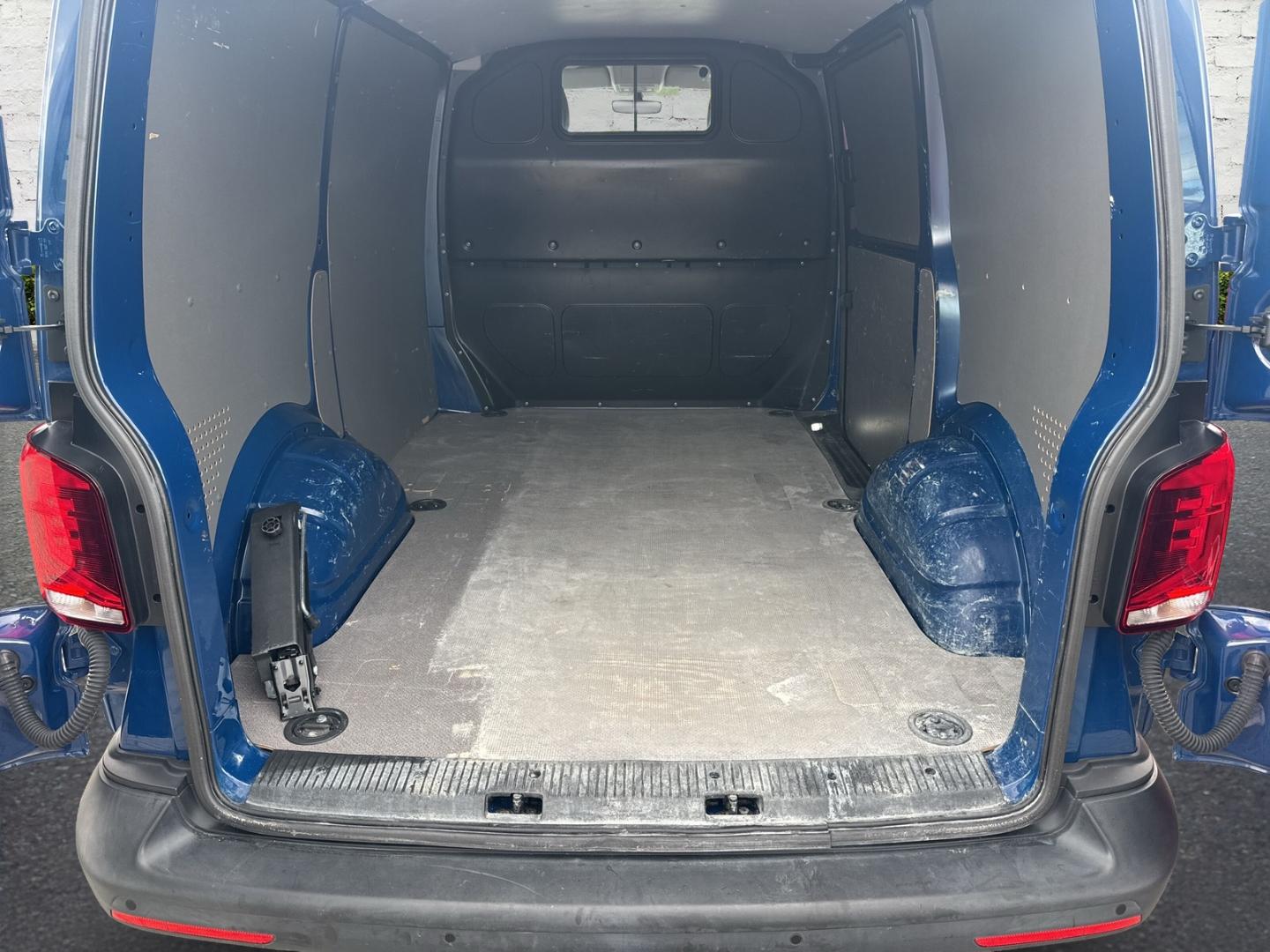 Volkswagen T6.1 Kasten 2.0 TDI L1H1 AHK Navi LED Dyn. Kurve