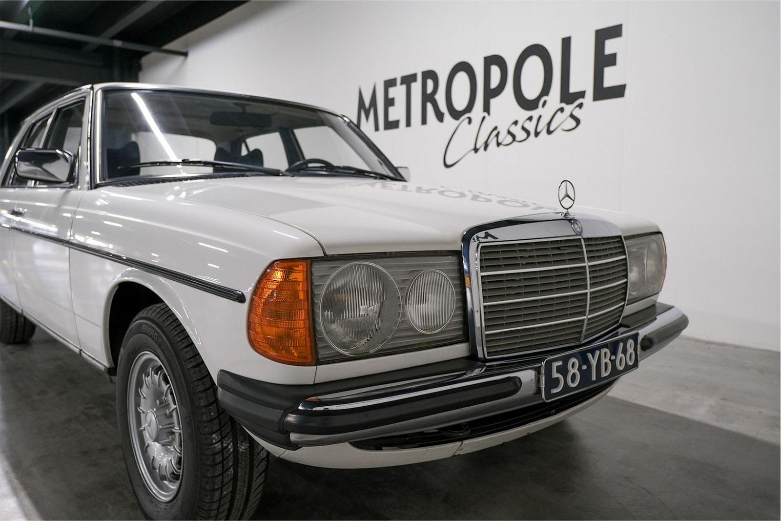 Mercedes-Benz 230 automatik . Schuifdak. In het klassiek wit(7