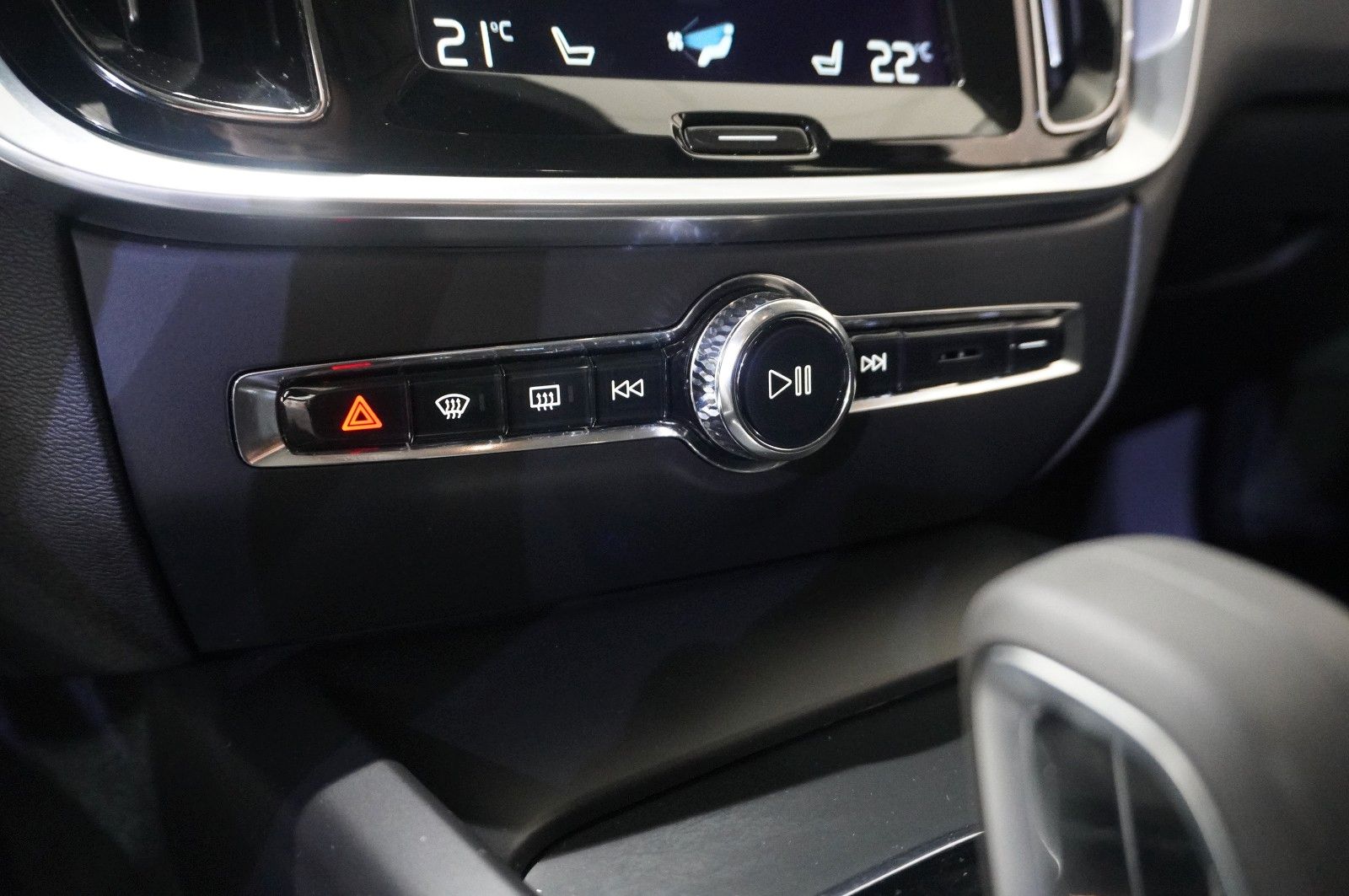 Fahrzeugabbildung Volvo V60 Kombi B4 MOMENTUM PRO NAVI/LED/KAMERA/VIRT.