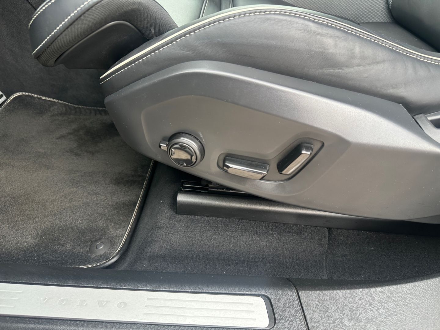 Volvo XC60 B4 2WD R Design LED 21'' Sportfahrw AHK CA foto 13