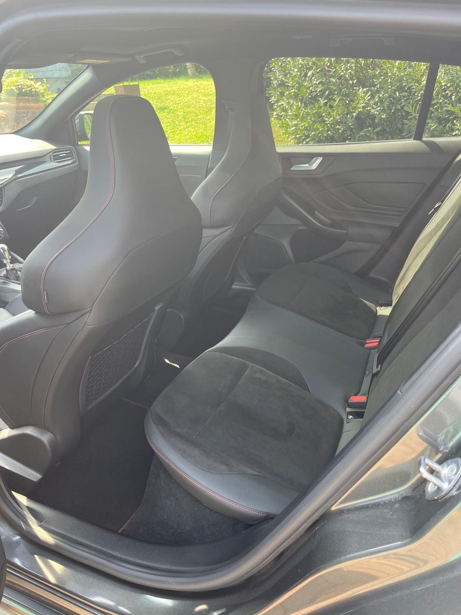 Fahrzeugabbildung Ford Focus Turnier ST X Pano AHK Garantie