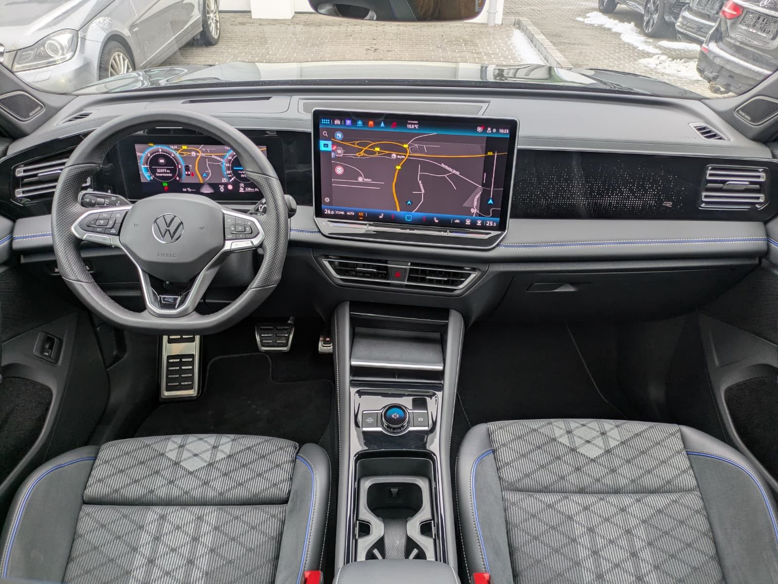 Fahrzeugabbildung Volkswagen Tiguan 2.0 TDI 4M R-Line PANO*H&K*AHK*MATRIX*20"