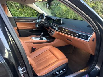 BMW 750 - 12