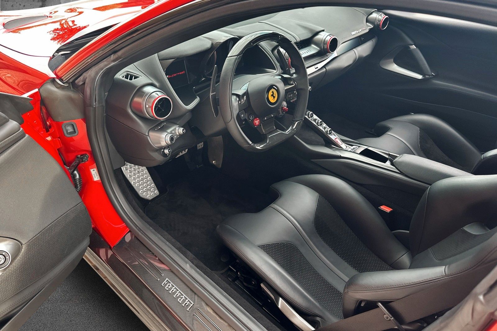 Fahrzeugabbildung Ferrari 812  Superfast*Rosso Fuoco*dt. Auto*200% Carbon