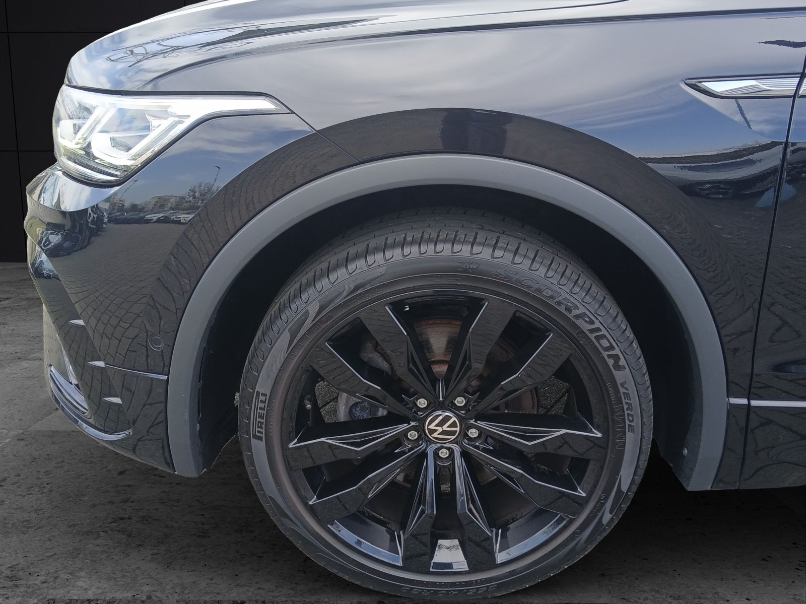 Fahrzeugabbildung Volkswagen Tiguan Allspace TSI R-Line DSG 4M Matrix AHK Nav