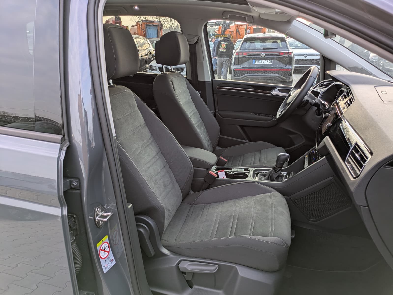 Fahrzeugabbildung Volkswagen Touran 2.0 DSG R-Line High BLACK Pano 7Si IQ AHK