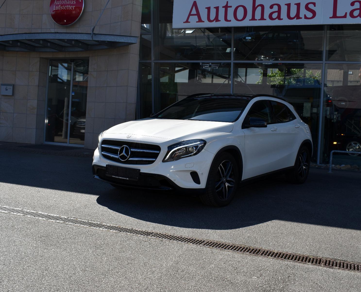 Mercedes-Benz GLA 220d*Exklusiv&Night Paket*AHK*Kamera*Leder*