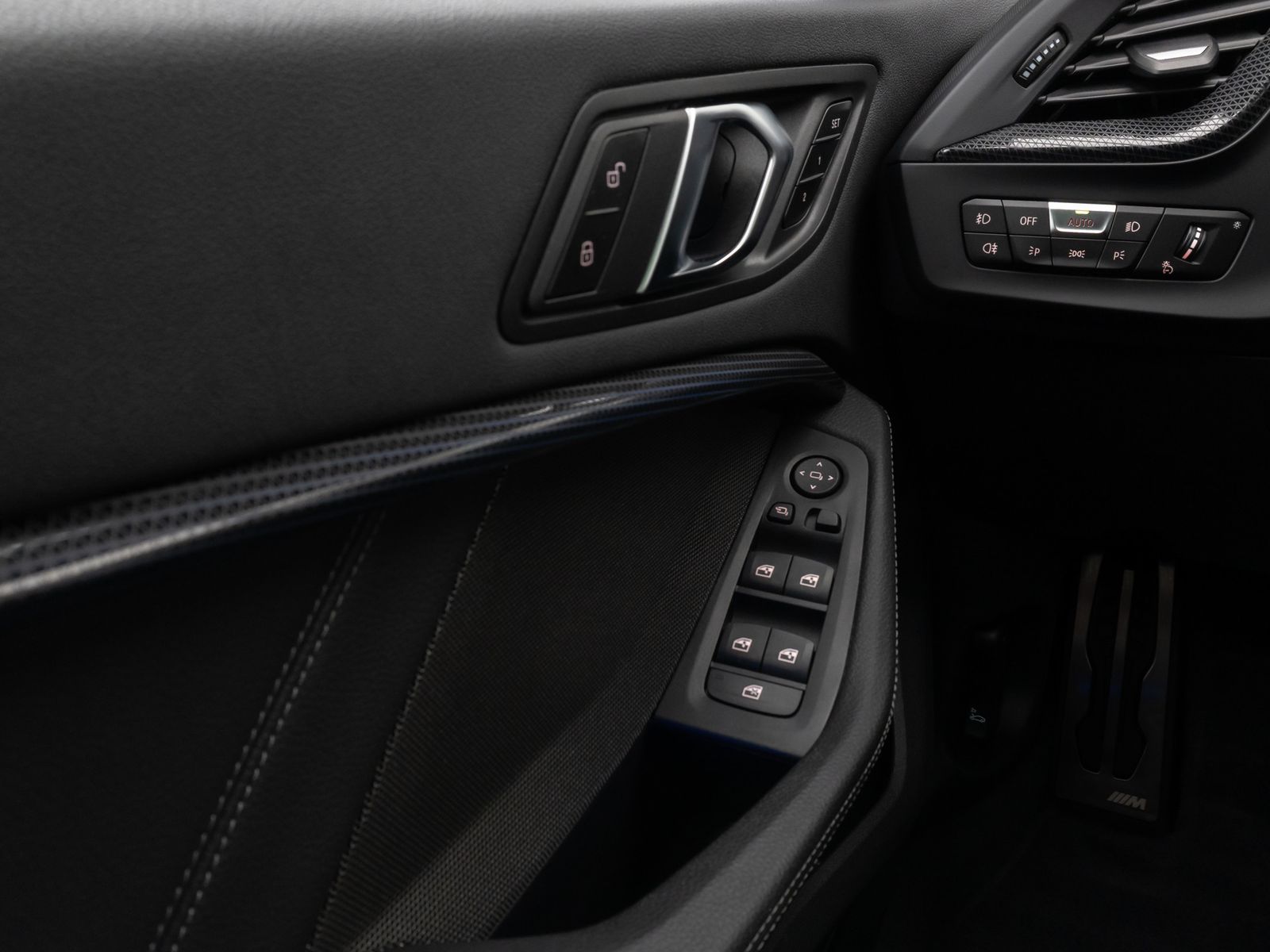 Fahrzeugabbildung BMW 118i M Sport Panorama Kamera HUD DAB H/K Komfort