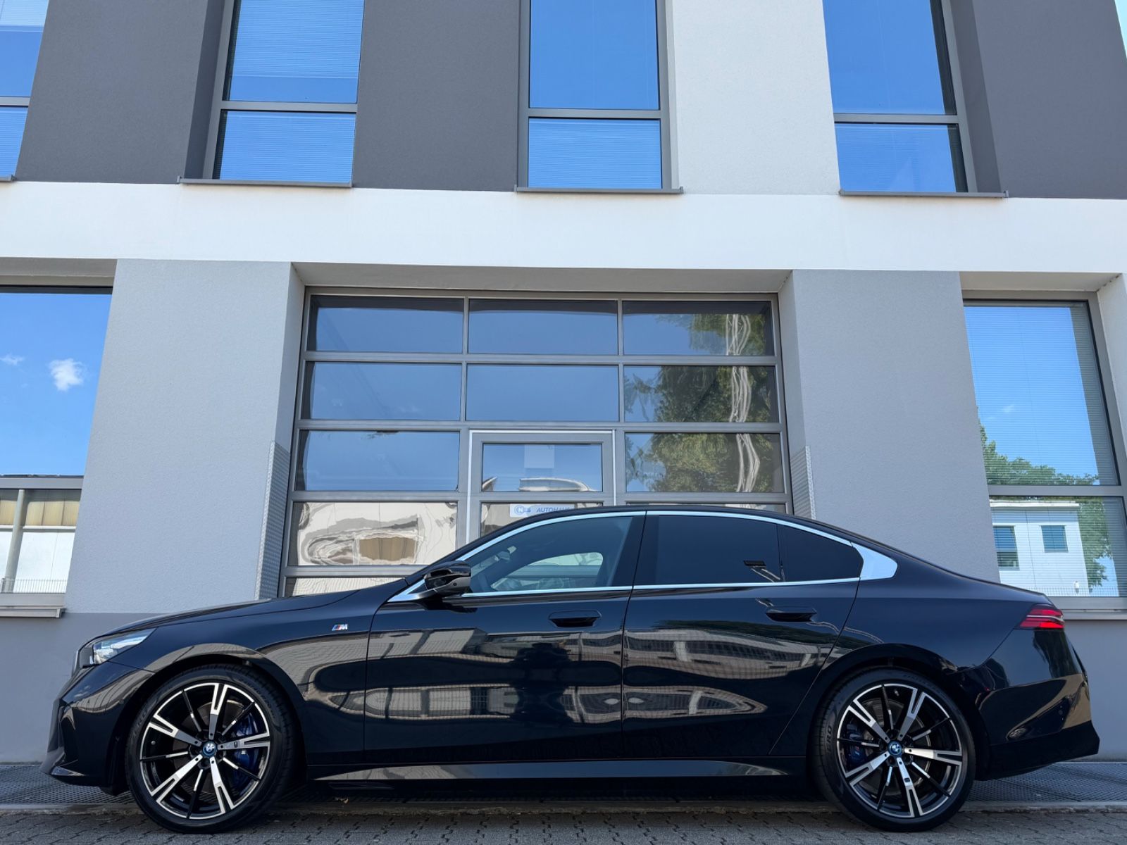 BMW i5 M60 xDr ACC*M SPORT*PANO*B&W*360*HUD*KEY*20' imagem 3