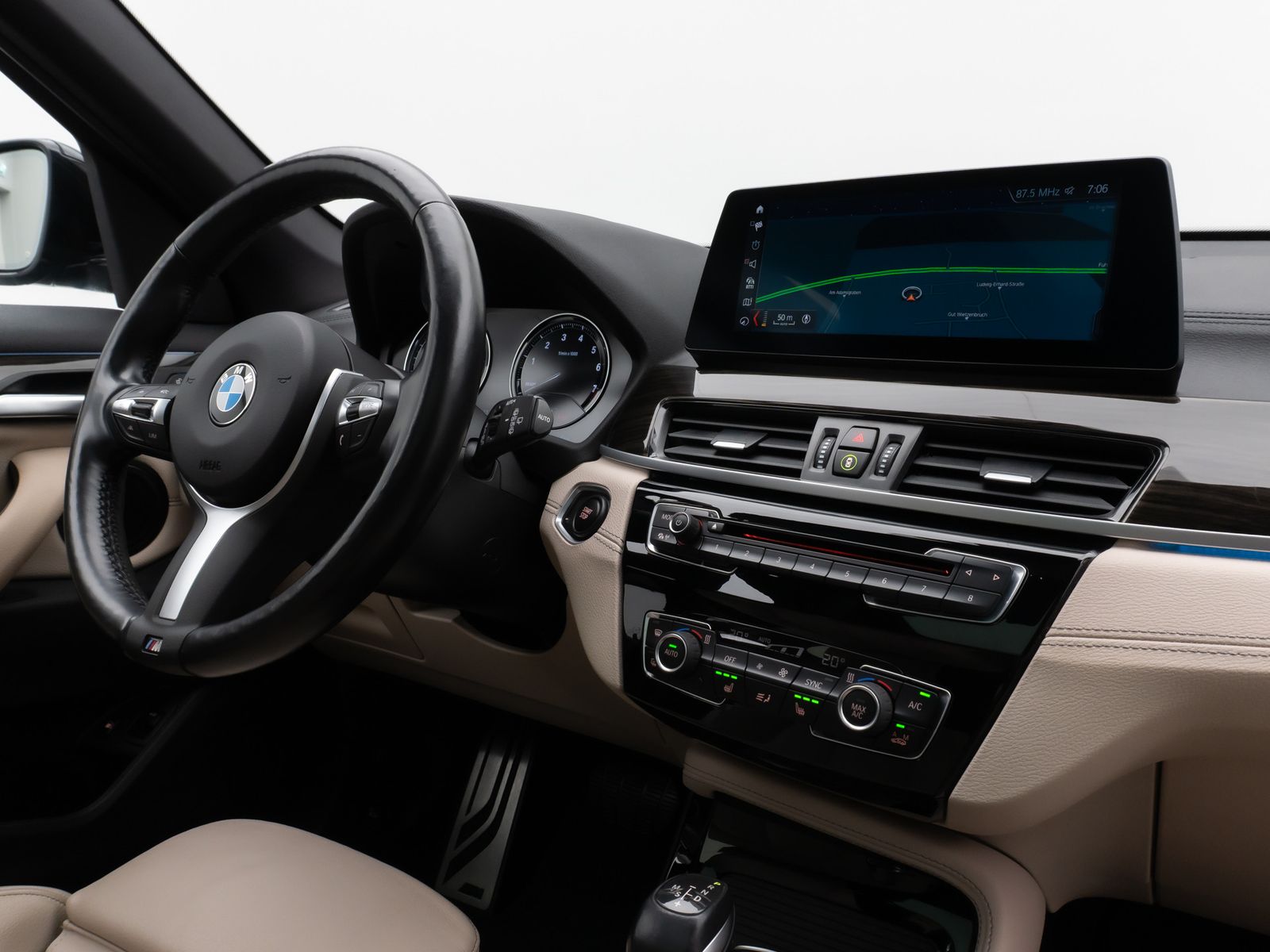Fahrzeugabbildung BMW X1 xD25e MSport Panorama Kamera HUD DAB HiFi AHK