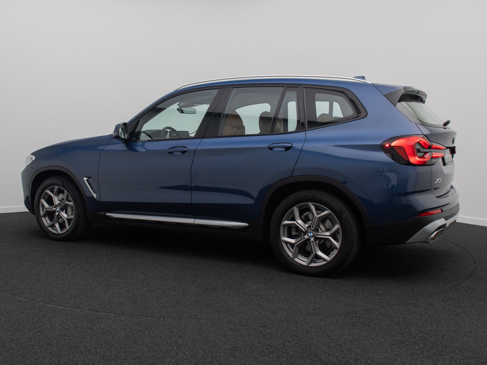 Fahrzeugabbildung BMW X3 xD30i AHK Kamera DAB Komfort Memory Leder 19"
