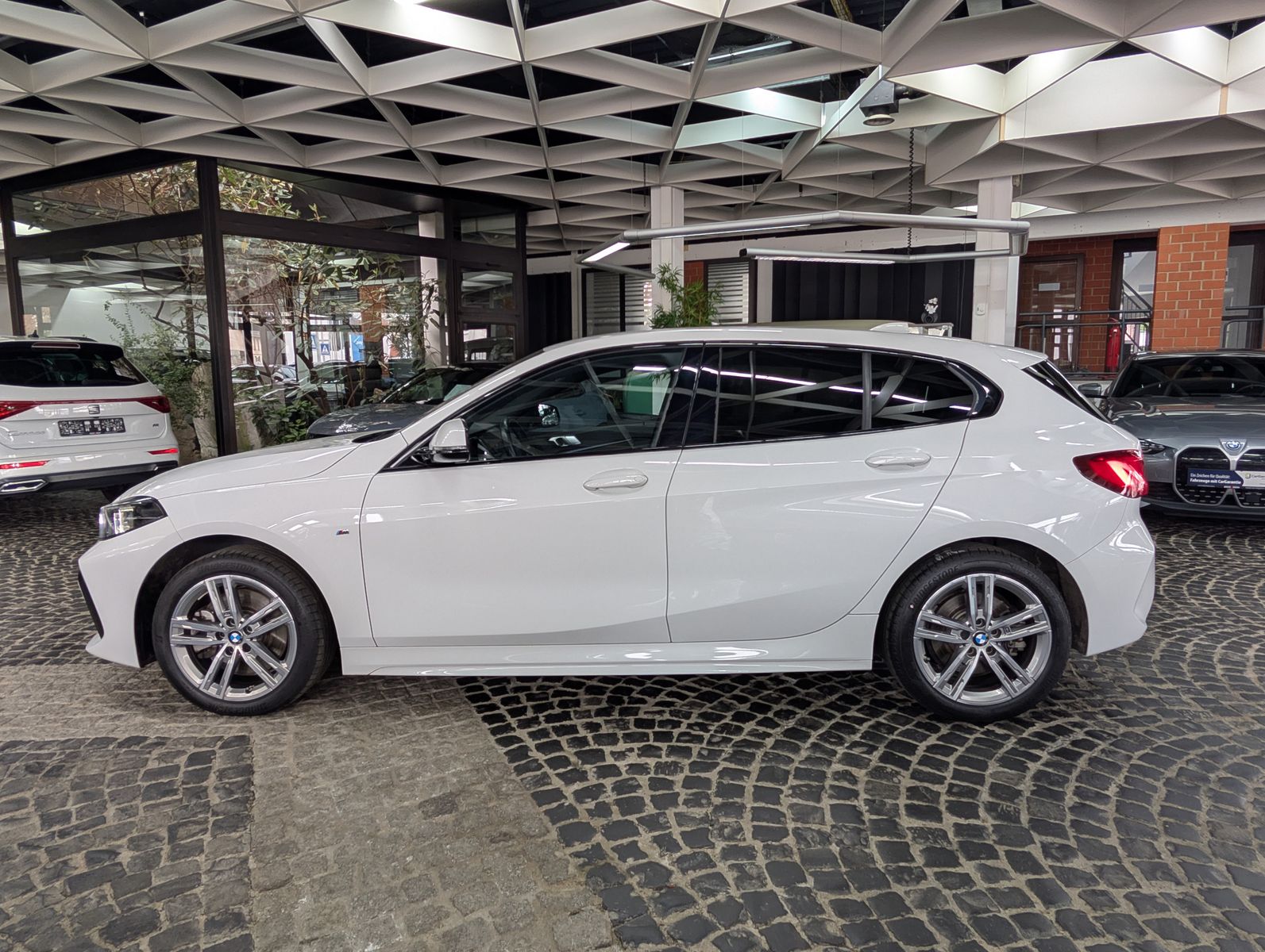 Fahrzeugabbildung BMW 120 i M Sport Shadow-Line AHK VIRT APP AMBI LED