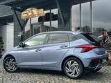Hyundai i20 1.0 T-GDI Family +NAVI+LED+CAM+SHZG+LHZG+5J+ - mit Benzin-Antrieb: Blau, Kleinwagen, mit Klimaanlage