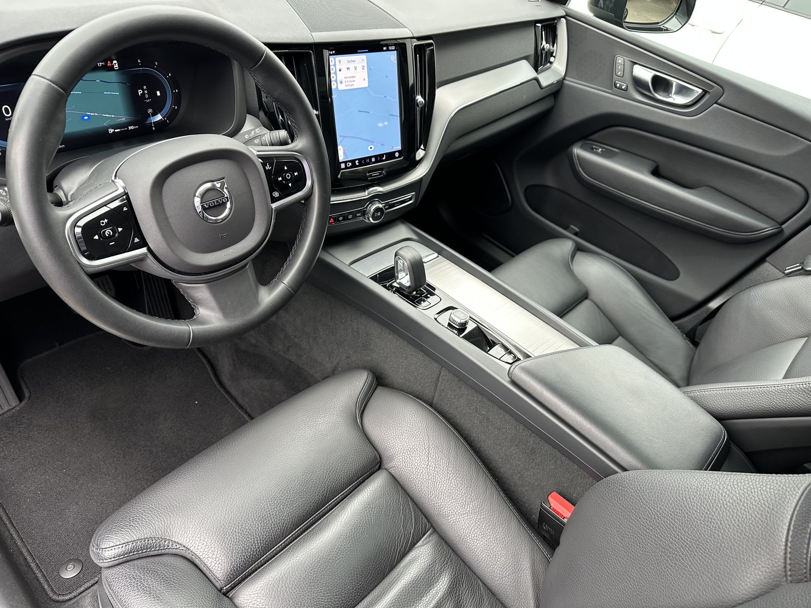 Fahrzeugabbildung Volvo XC60 B4 AWD Plus Dark NAV+LED+ACC+AHK+PANO+VCOCK