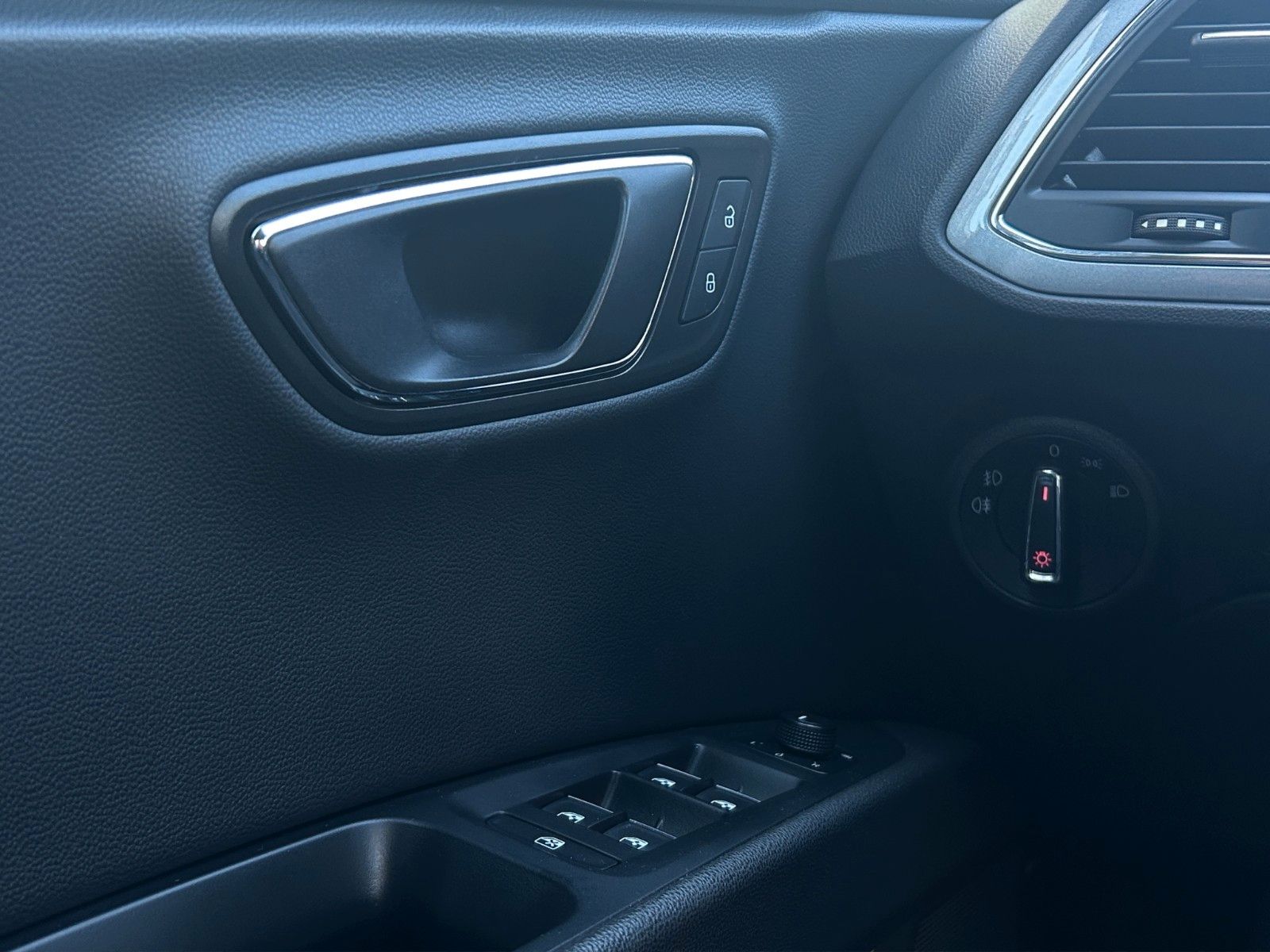 Fahrzeugabbildung SEAT Leon FR/TÜV & Service Neu