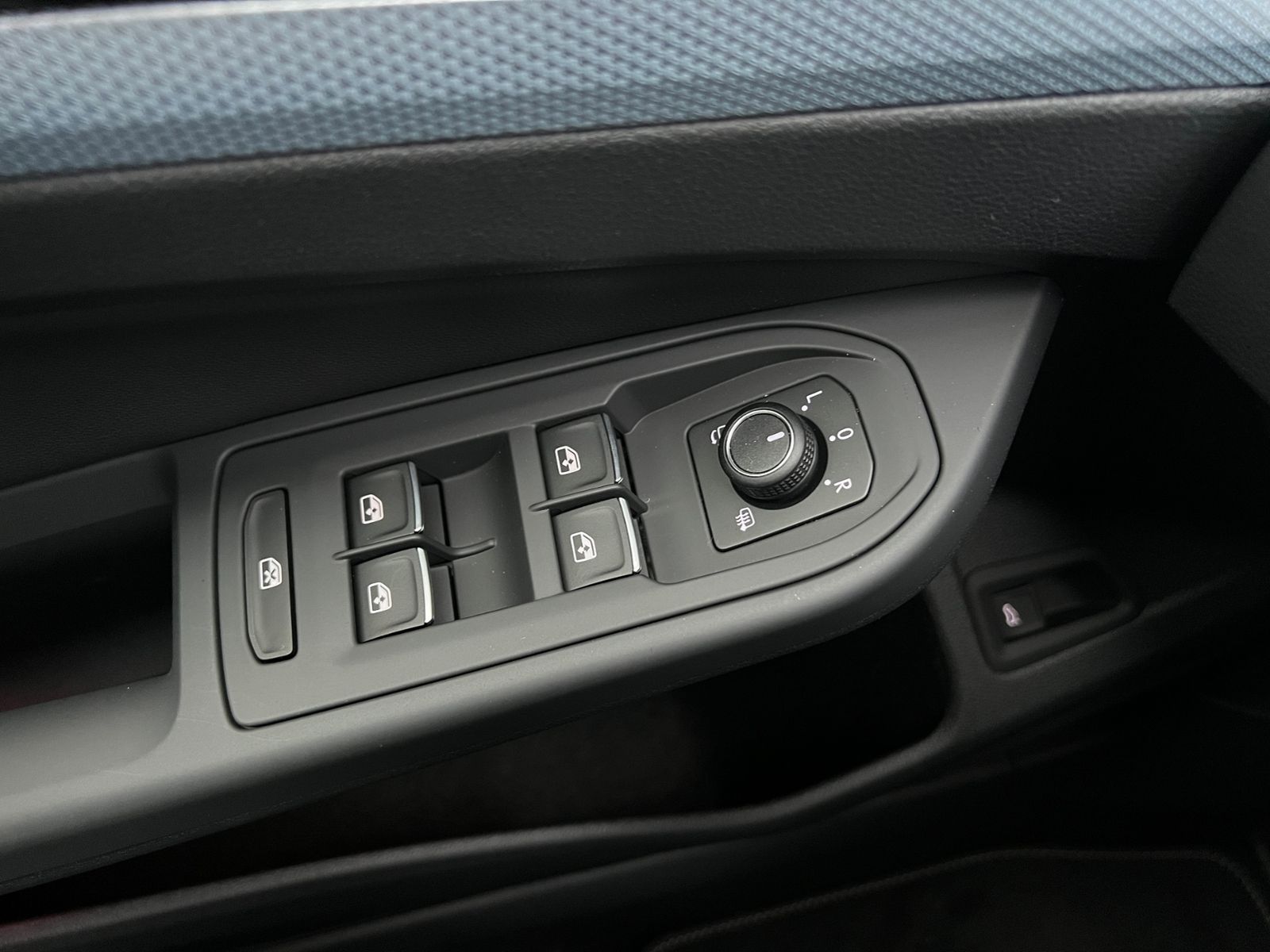 Fahrzeugabbildung Volkswagen Golf VIII Variant Life 2.0 TDI DSG *AHK, LED, AC
