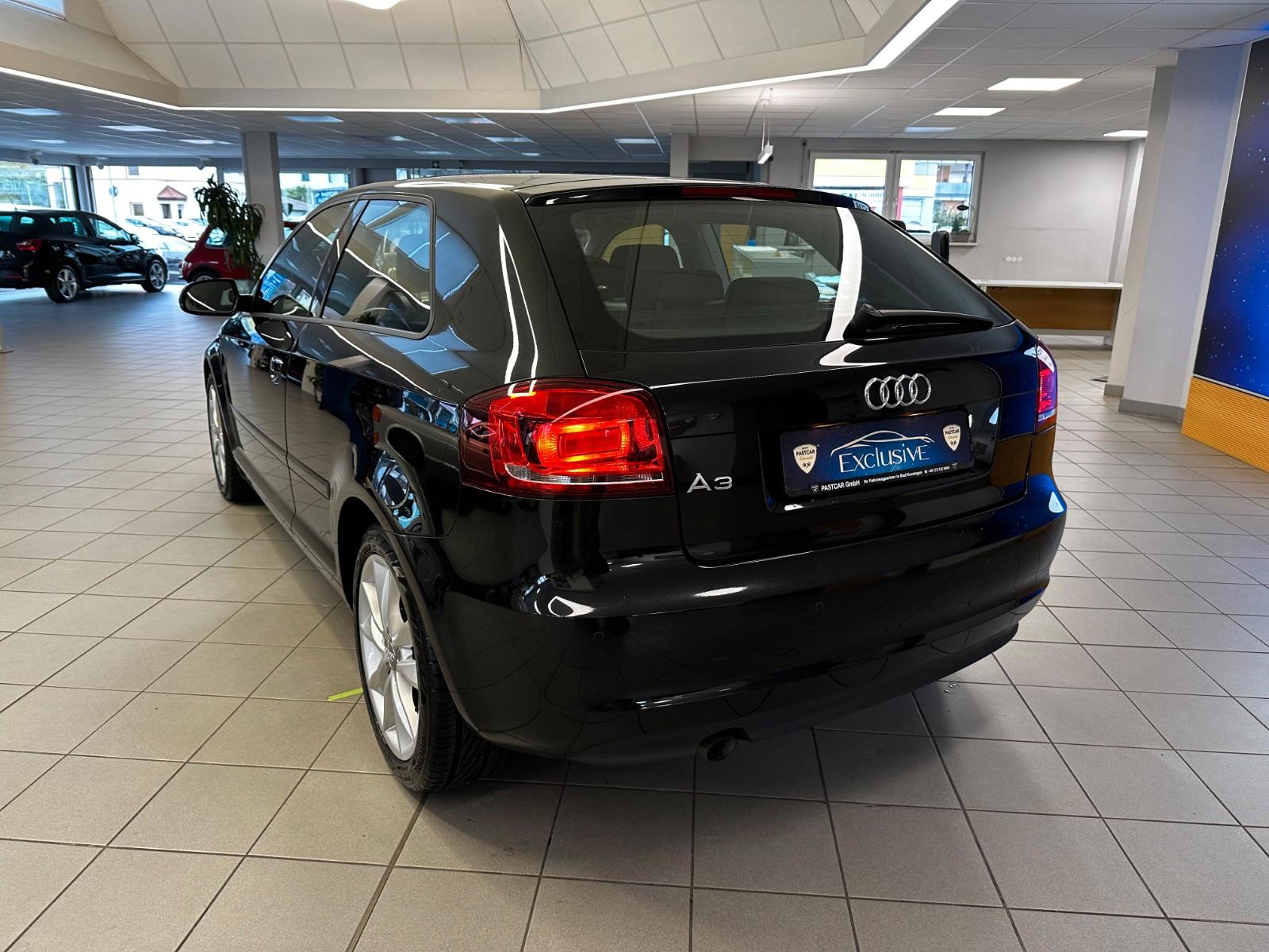 Audi A3 2011 — салон
