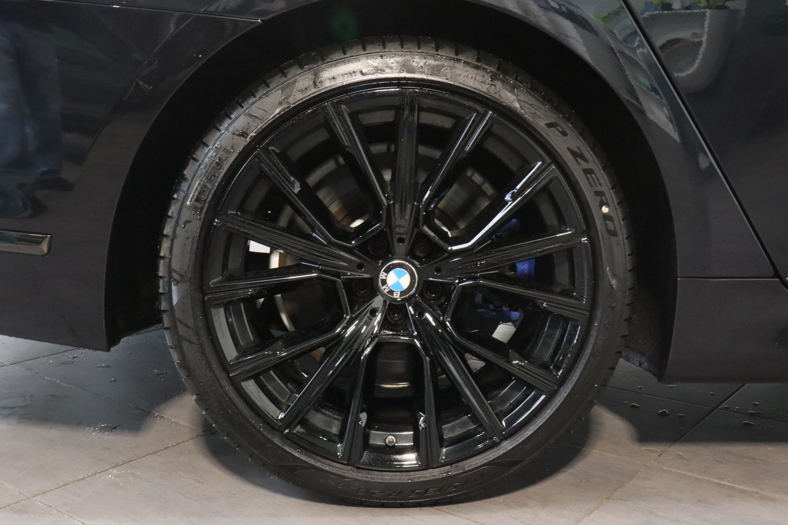 Fahrzeugabbildung BMW 730d xDrive M-Sport NAV+LASER+GLASDACH+HEAD-UP