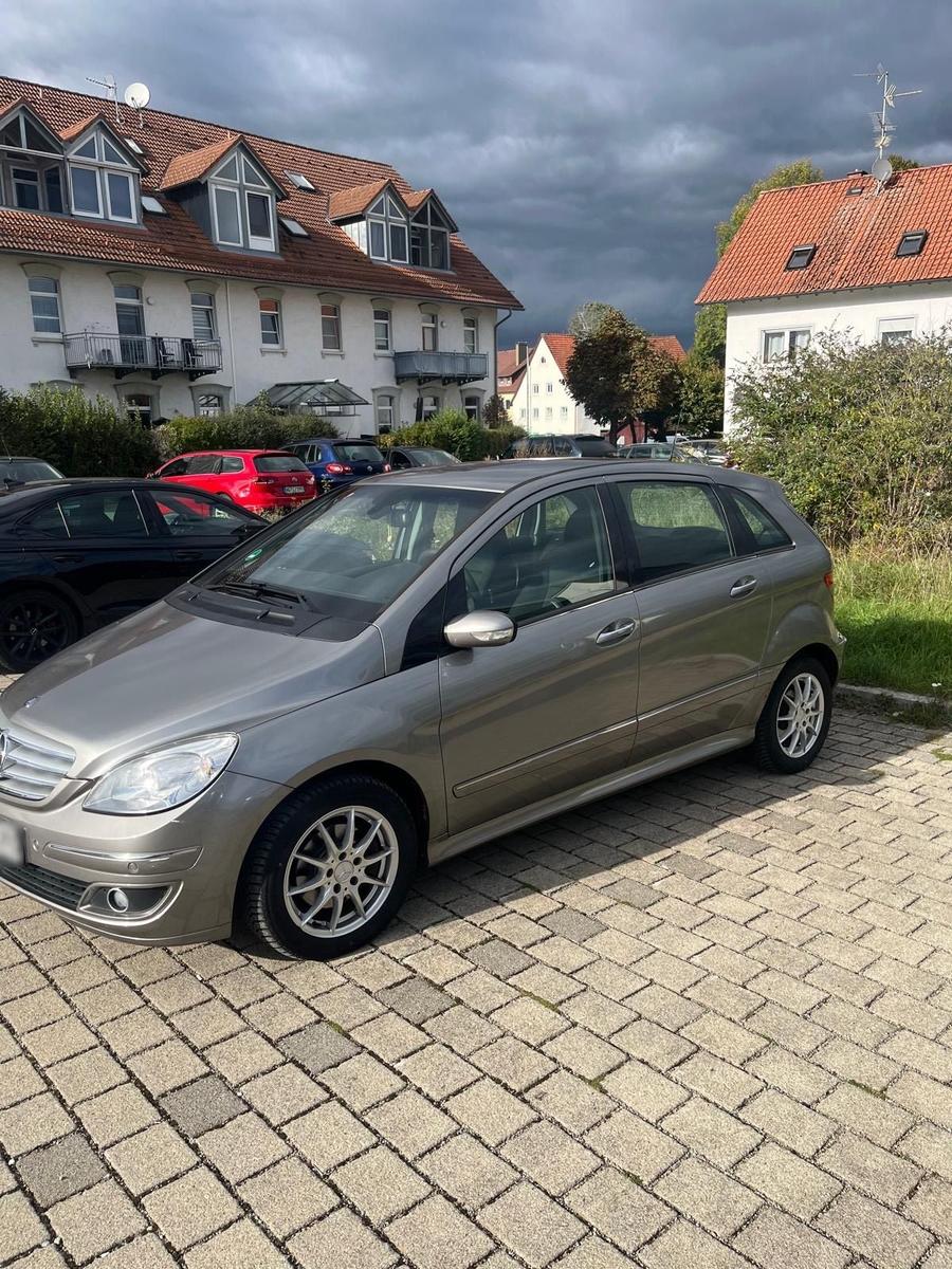 Mercedes-Benz B 180