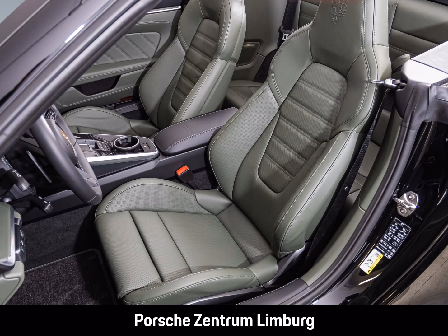PORSCHE 992 911 CARRERA 4 GTS CABRIOLET