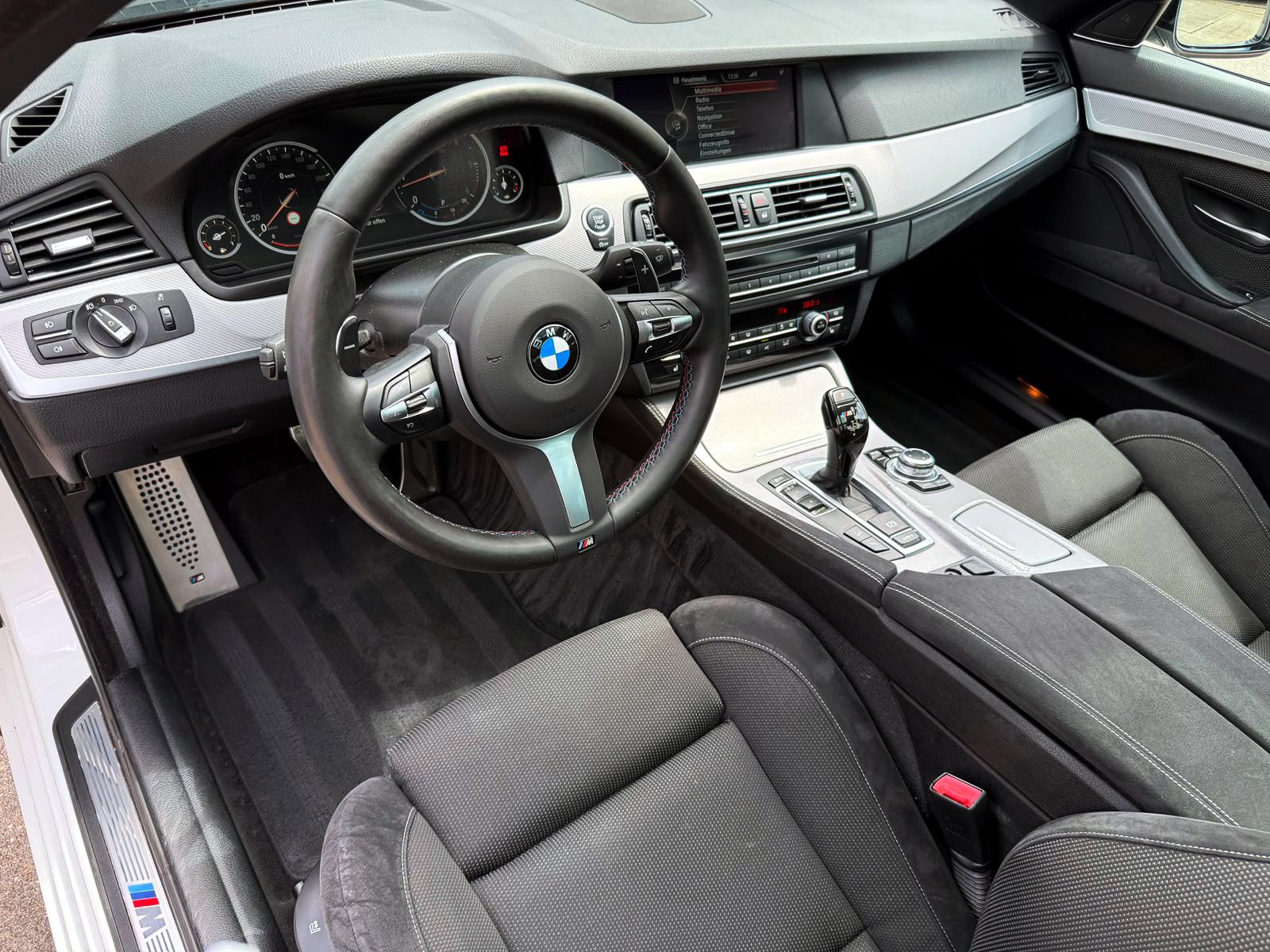 Fahrzeugabbildung BMW 530d Touring xDrive M-Sport PDC PANO SHZ AHK BT