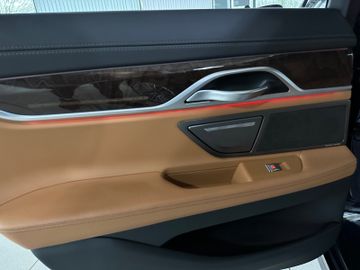 Fahrzeugabbildung BMW 750i xD SoftCl DisplKey ACC 360° HUD H/K Massage