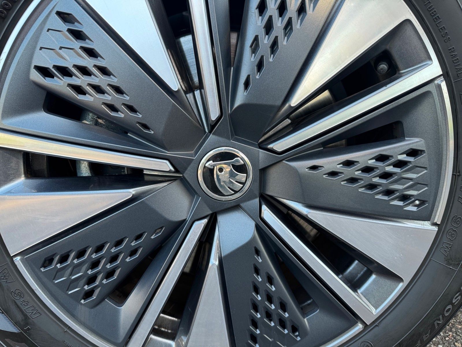 Fahrzeugabbildung SKODA Karoq Ambition Tour 1.5 TSI