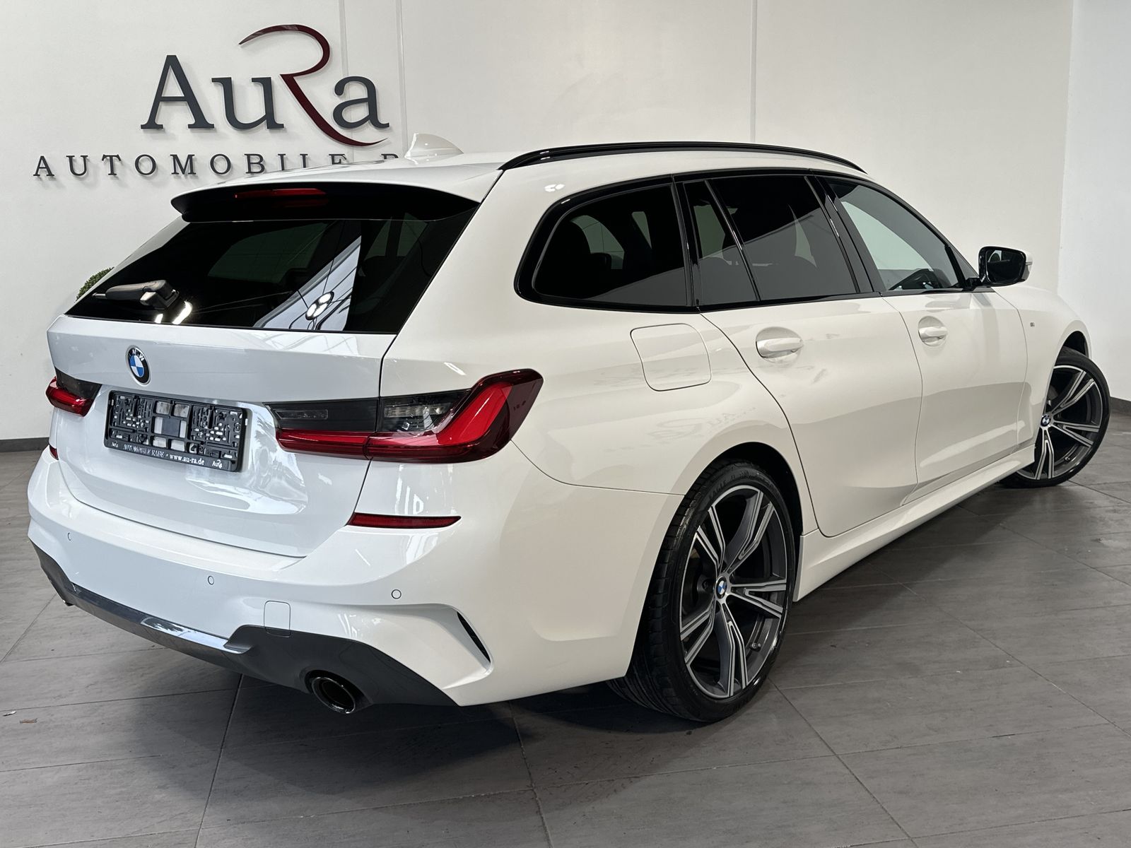 Fahrzeugabbildung BMW 320d Touring M-Sport NAV+LED+PANO+19ZO+LIVECOCKP