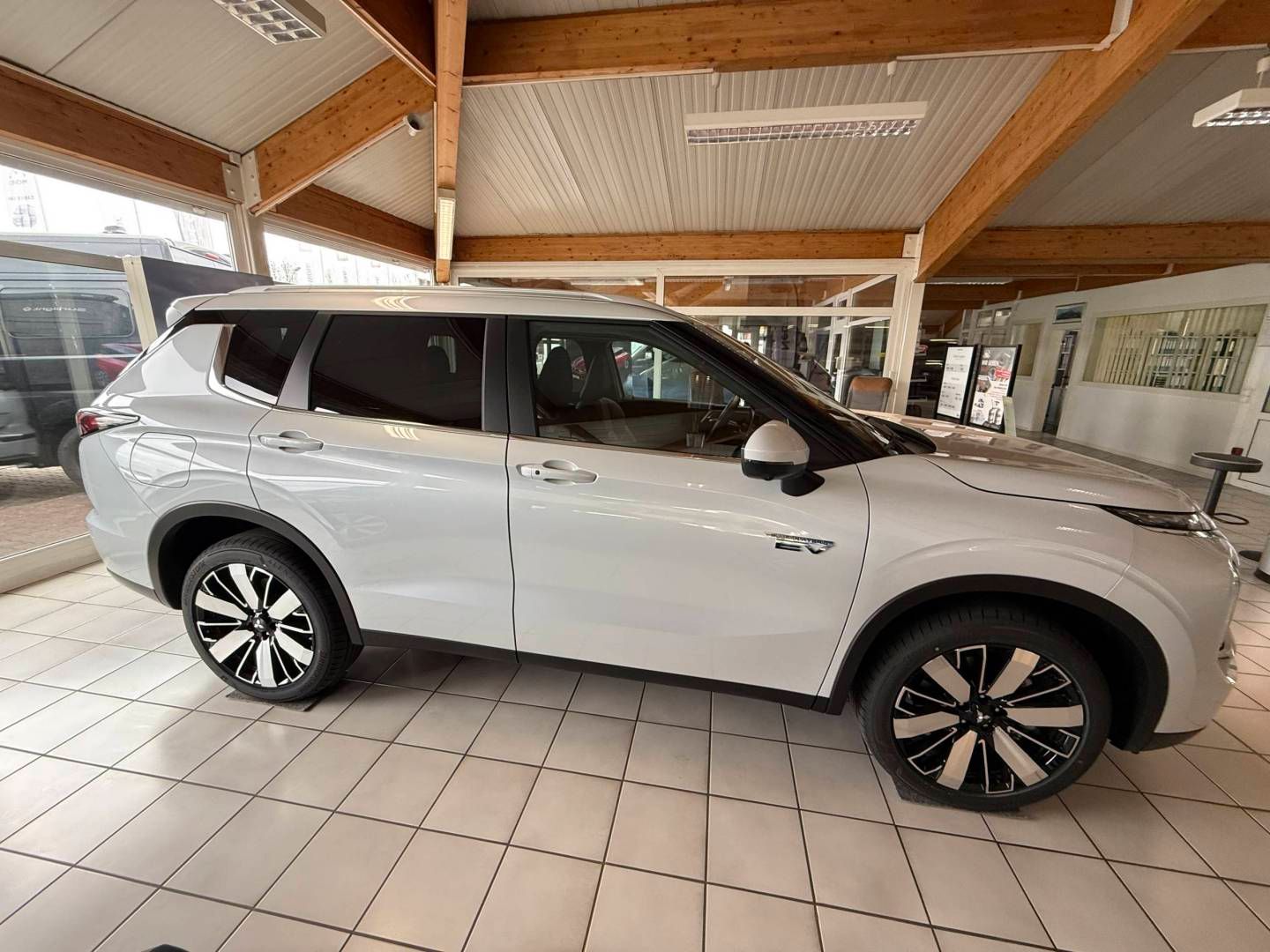 Fahrzeugabbildung Mitsubishi Outlander Plug-in Hybrid Intro Edition 2.4 MIVEC