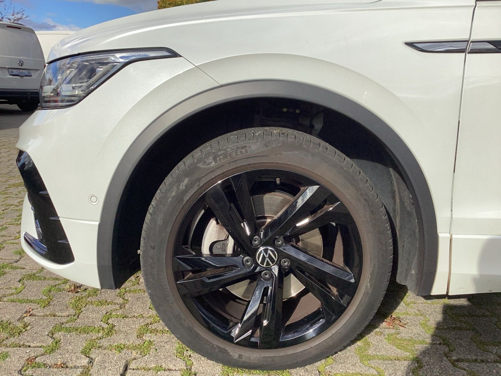 Fahrzeugabbildung Volkswagen Tiguan TSI R-Line DSG 4M Matrix AHK Navi AID ACC
