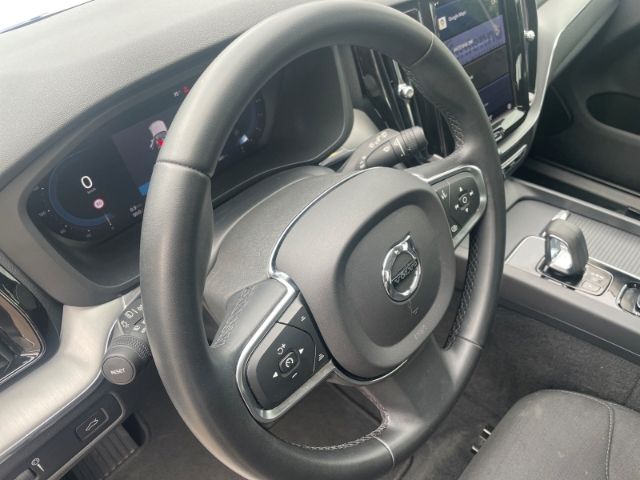 Fahrzeugabbildung Volvo XC60 B4 2WD Momentum Mild-Hybrid Autom. Navigati