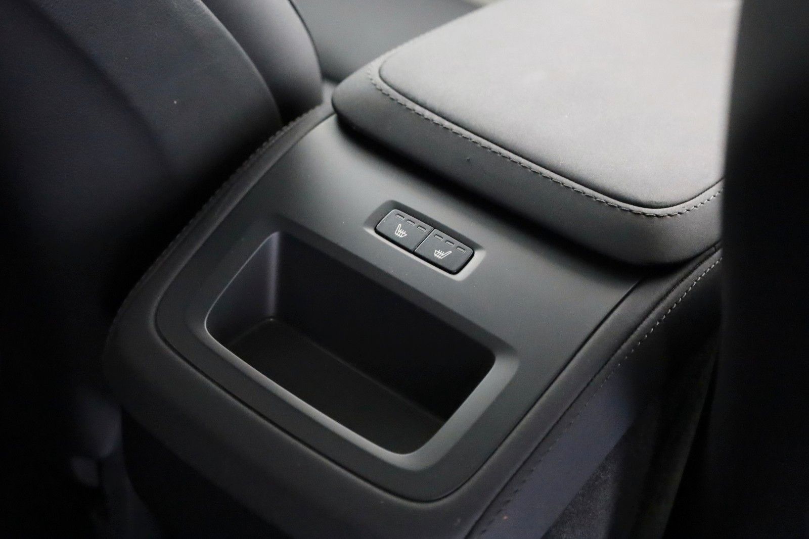 Fahrzeugabbildung Volvo XC90 Plus Bright AWD,7Sitze4xSH,360Kam.,HUD,,AHK