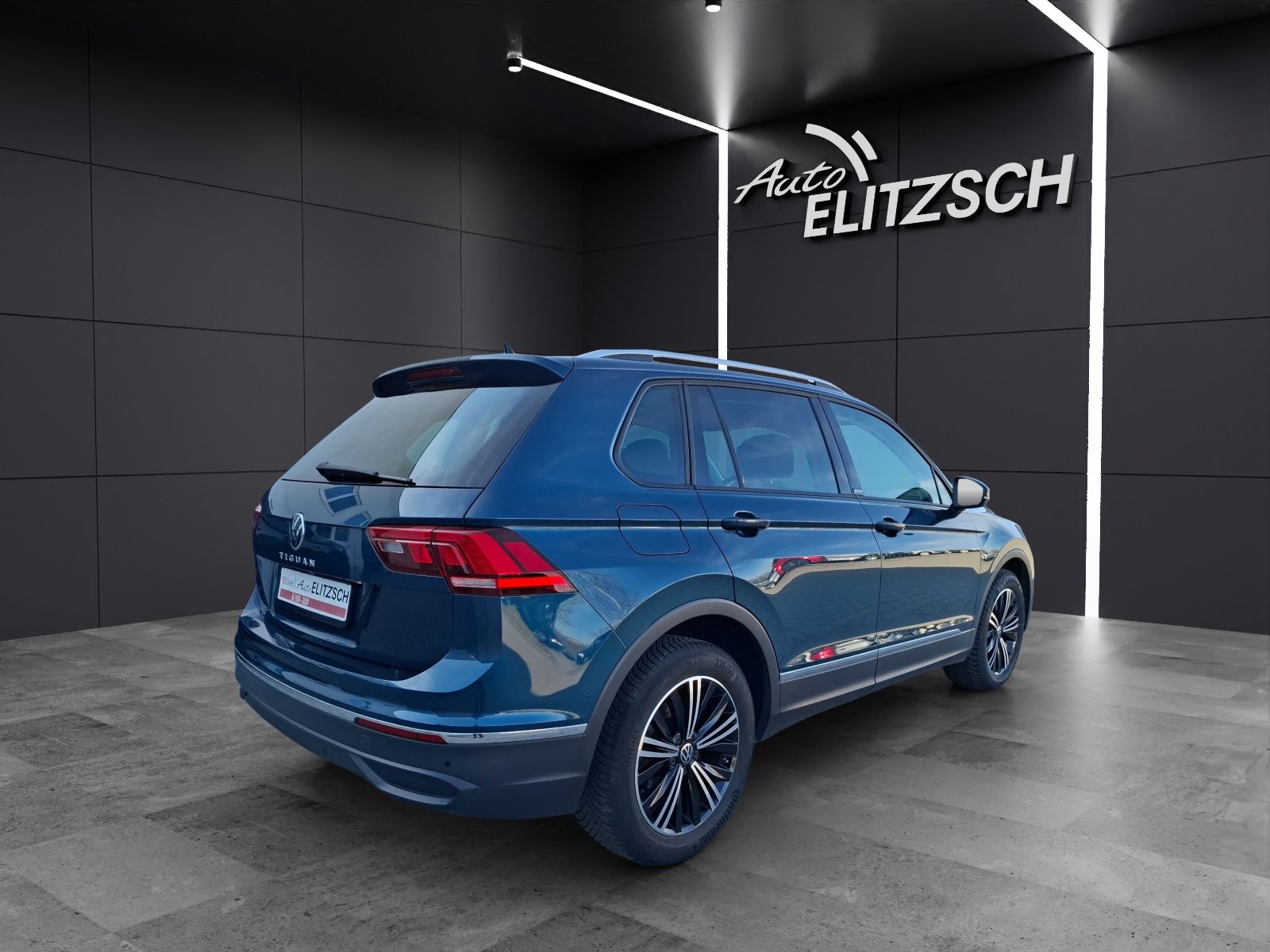 Fahrzeugabbildung Volkswagen Tiguan TSI Active DSG LED Navi ACC RFK SH 18"