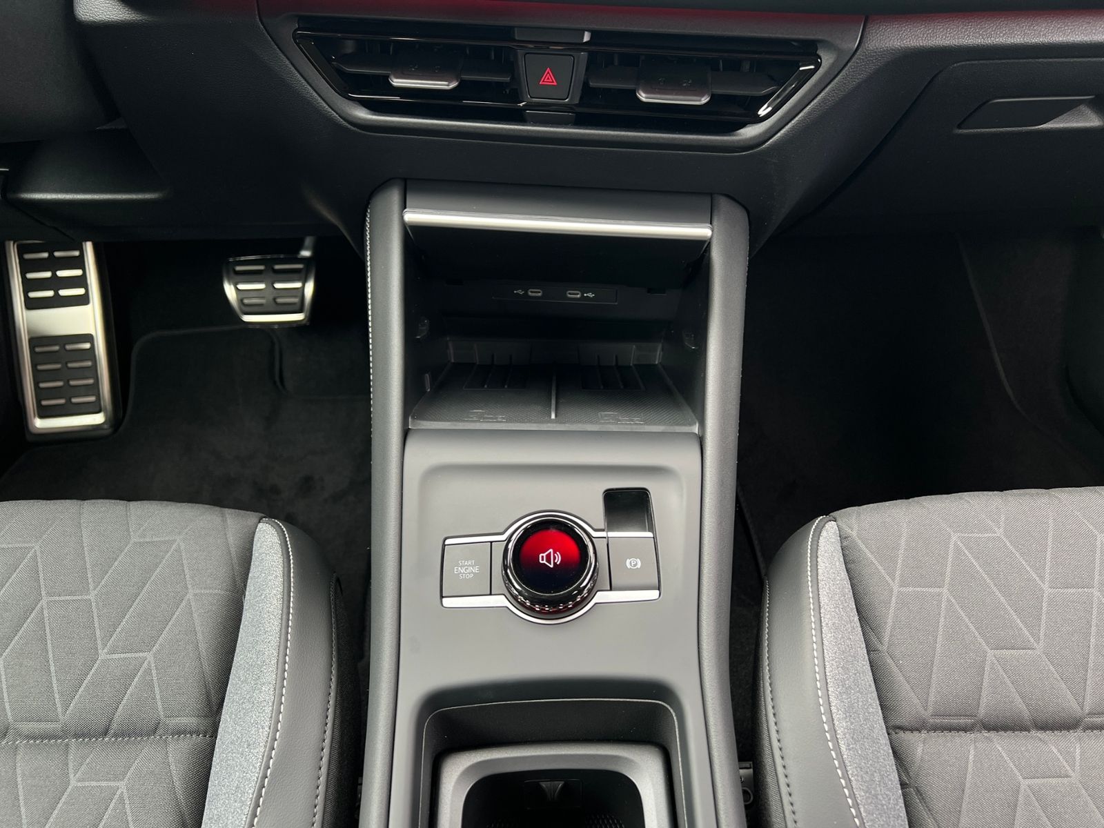 Fahrzeugabbildung Volkswagen Tiguan  ENERGY 2.0 TDI DSG *AHK, Navi, Ganzjahre