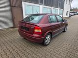 Opel Astra 1.8 16V Comfort 4-türig D 4 - Opel Astra Comfort mit Benzin-Antrieb