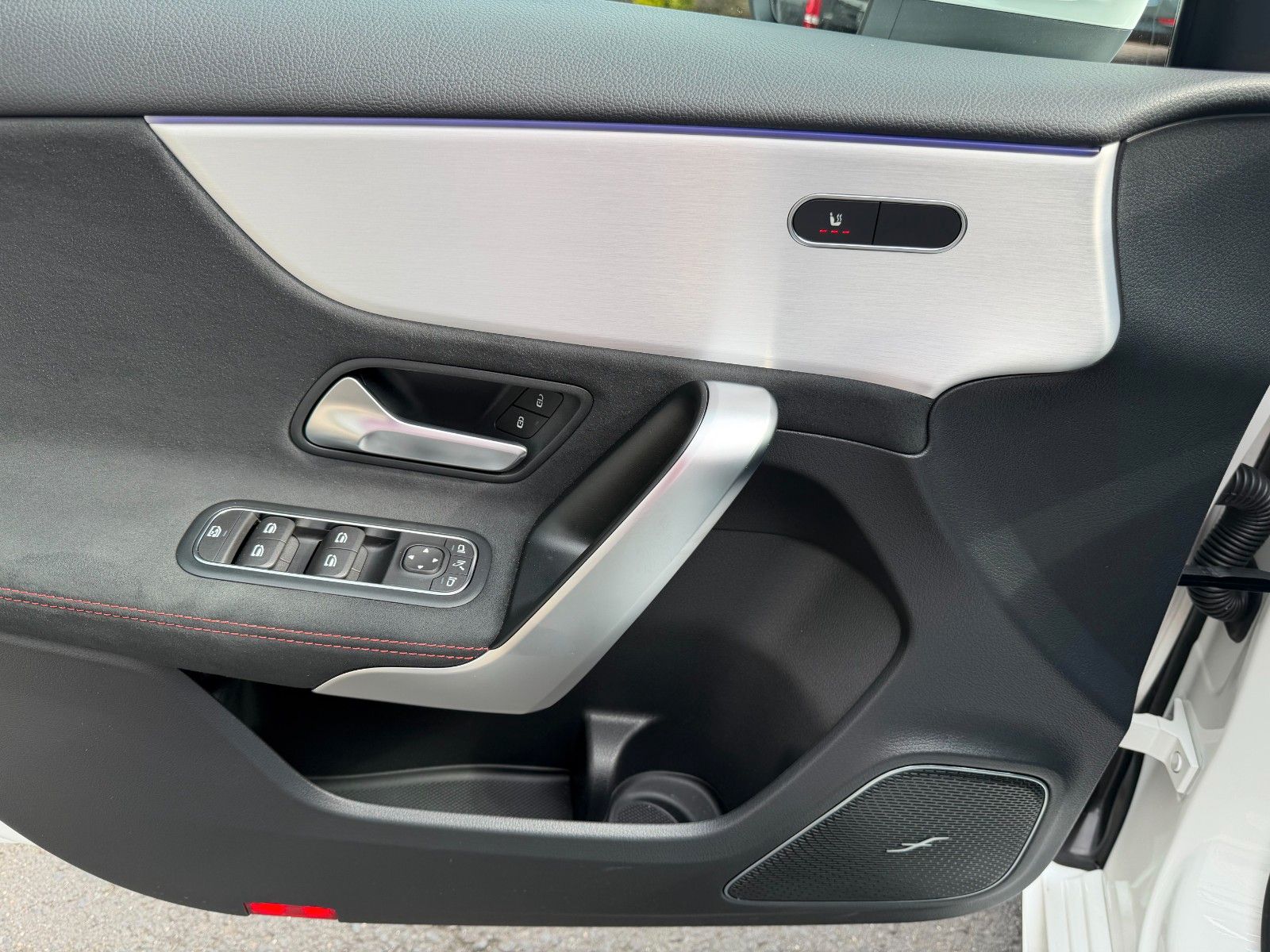 Fahrzeugabbildung Mercedes-Benz A 220 d AMG BURM+AHK+360°+MBEAM+TOTW+DISTR