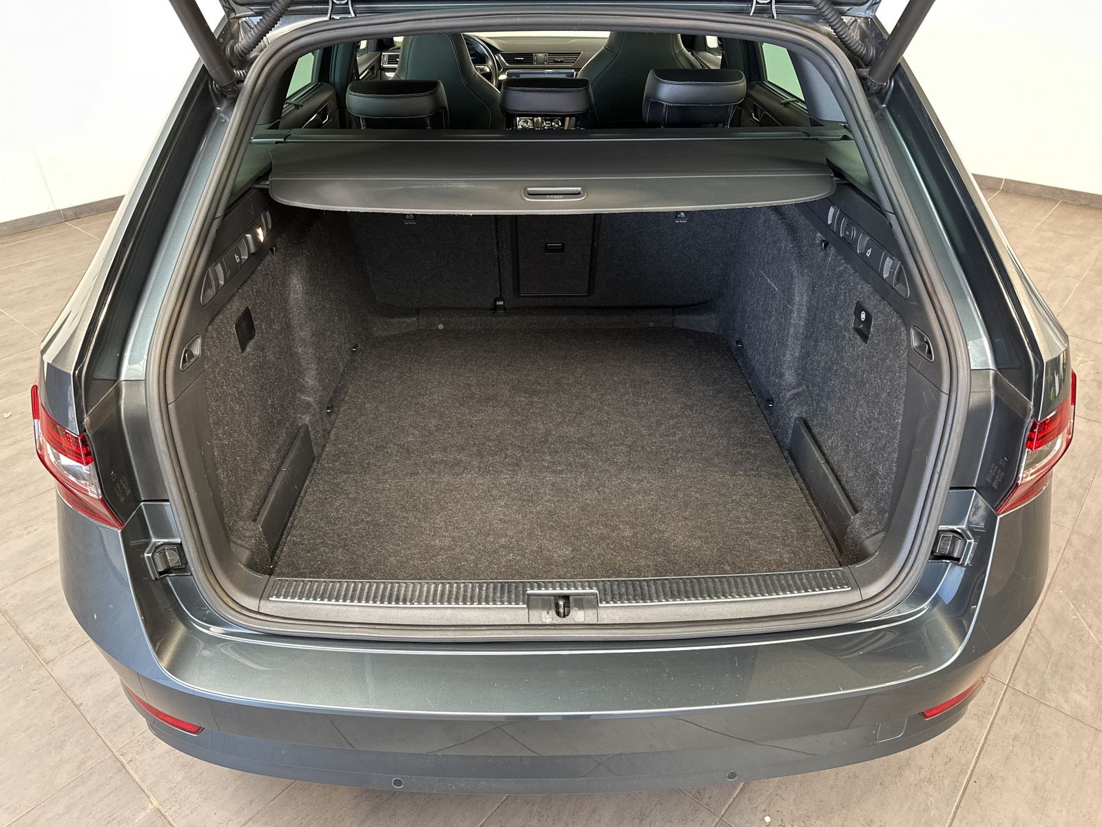 Fahrzeugabbildung SKODA Superb Combi 2.0 TDI DSG Sportline XEN+PANO+ACC+