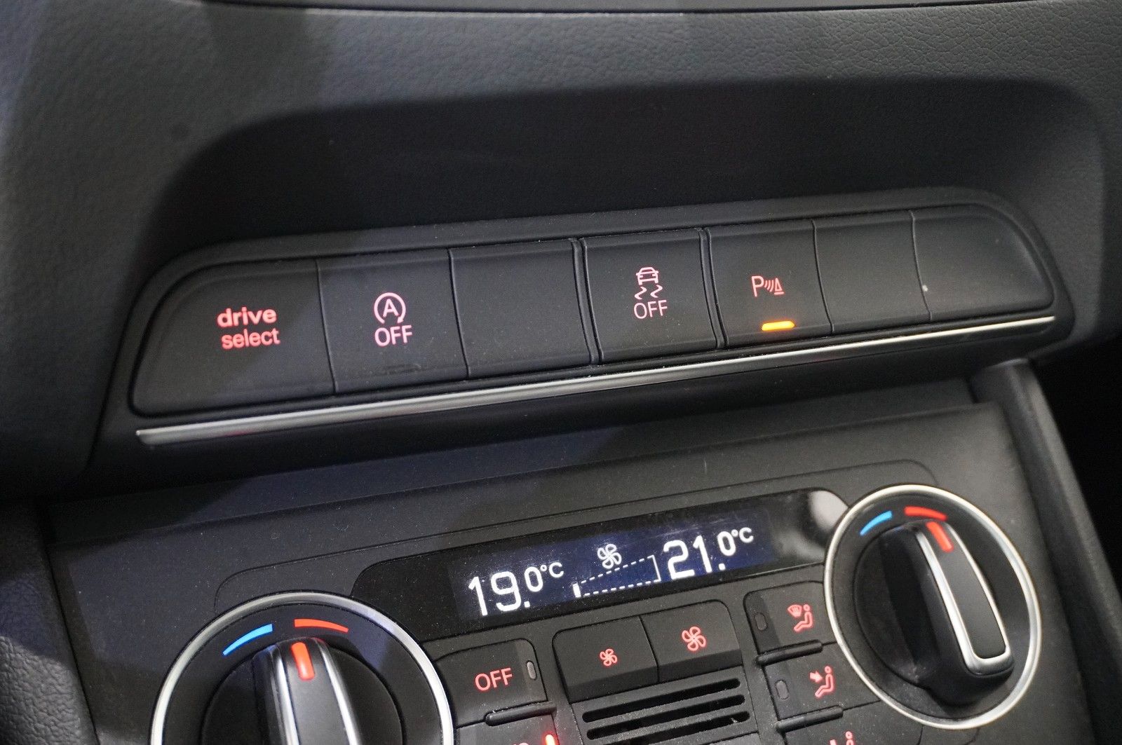Fahrzeugabbildung Audi Q3 1.4 TFSI ULTRA SPORT NAVI/SHZ/PDC/SPORT/AHK