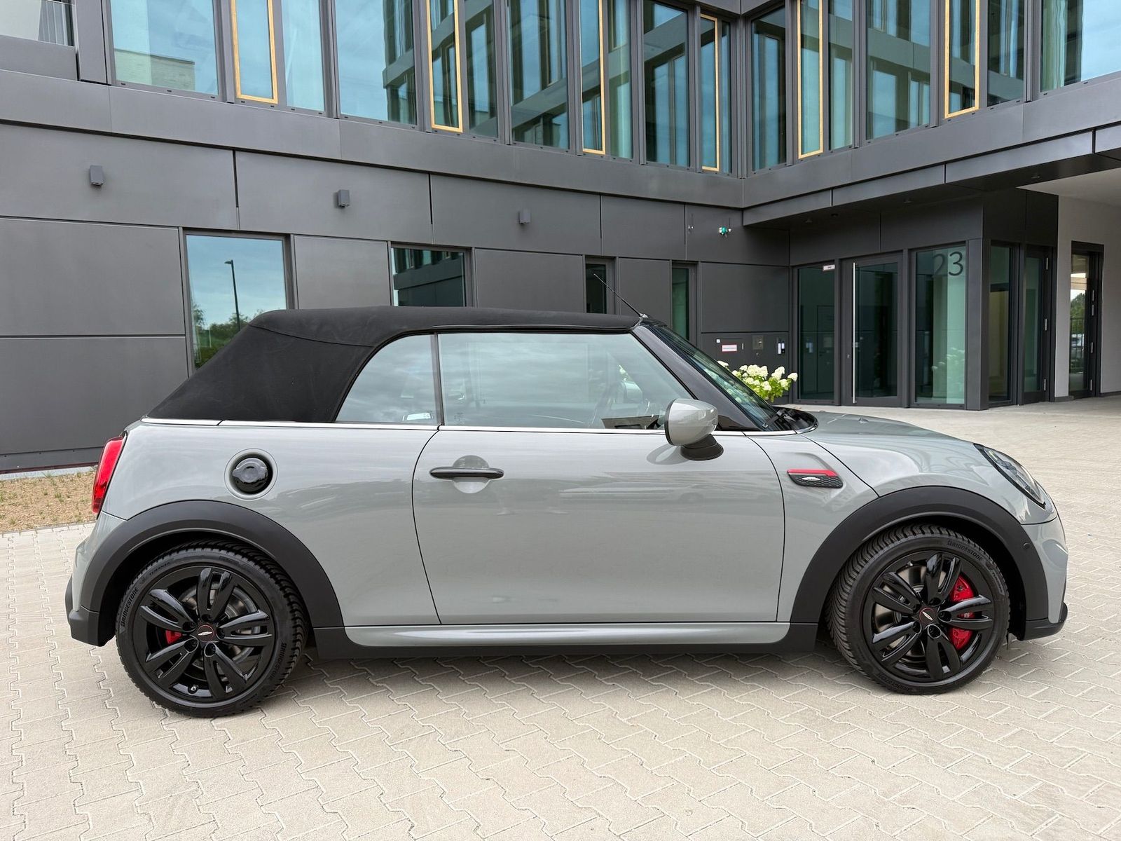 Fahrzeugabbildung MINI John Cooper Works Cabrio NAVI|KAMERA|ESS.-TRIM