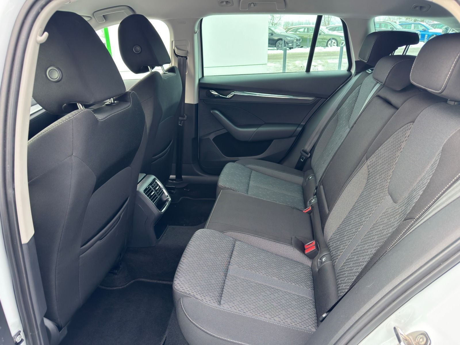 Fahrzeugabbildung SKODA Octavia Combi 2.0 TDI 6-Gang*LED*Head-Up*NAVI*Si