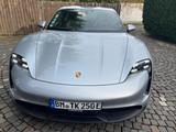 Porsche Taycan - - - silberne Porsche Taycan