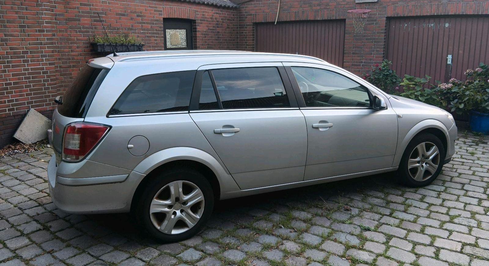 Opel Astra 2009 — rear view