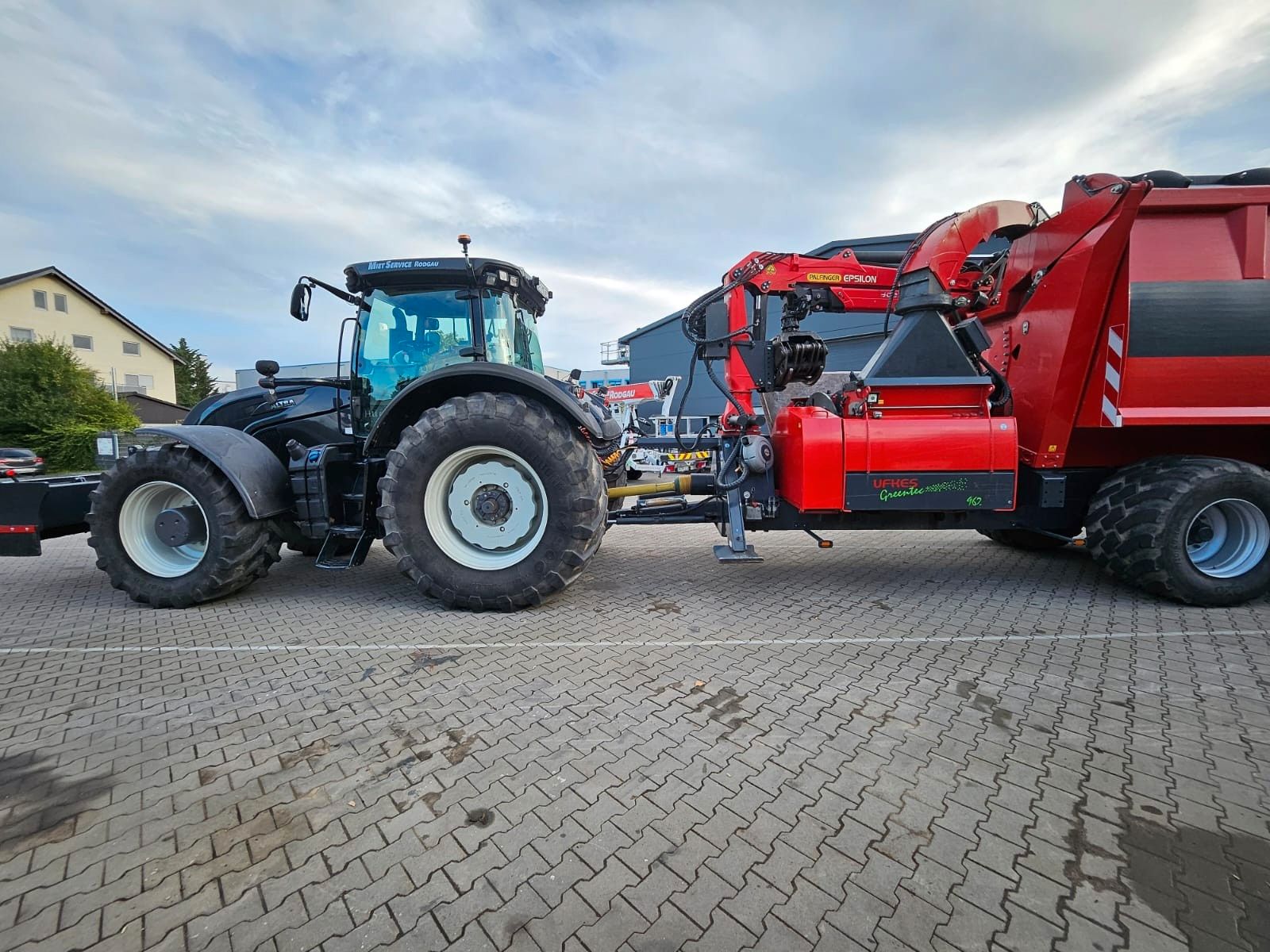 Fahrzeugabbildung Andere Ufkes 962/25 / Valtra S374 / nur: 1.980h!