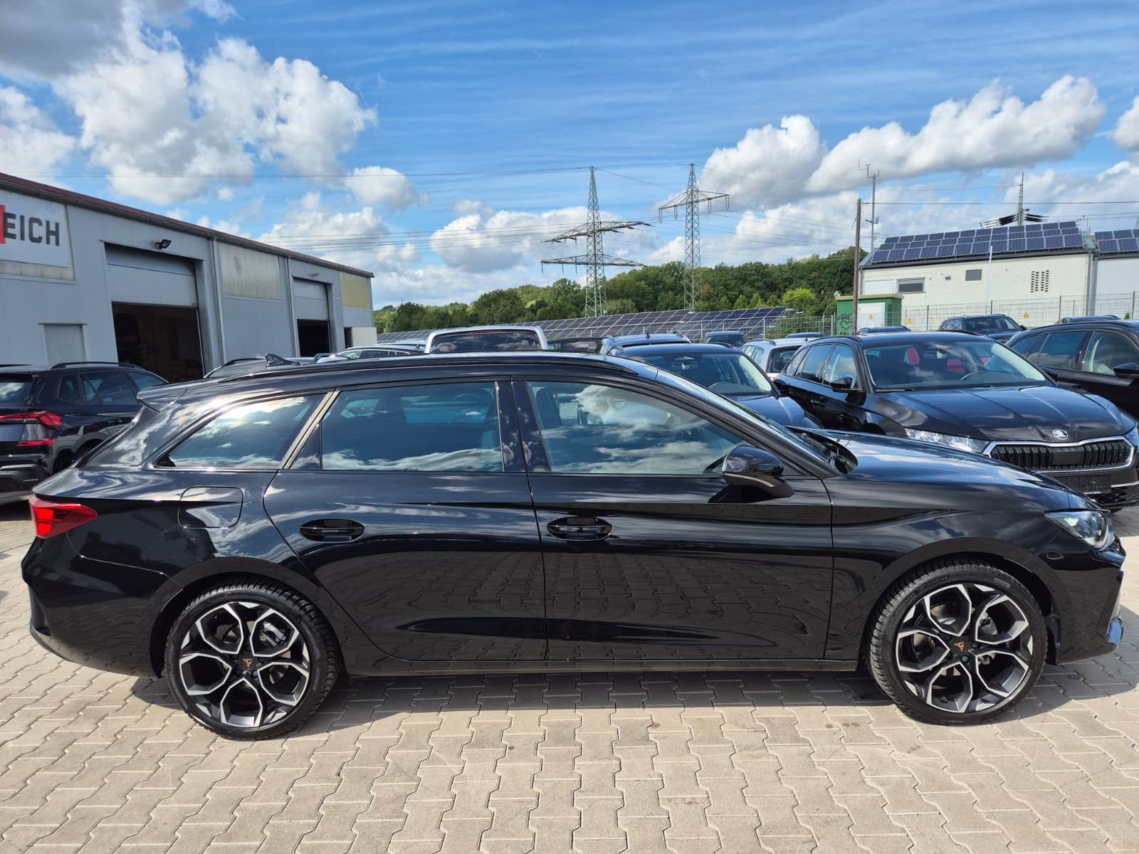Fahrzeugabbildung CUPRA Leon 1.5 eTSI DSG PANO*AHK*DYNAMICA*EDGE*18" 5JG